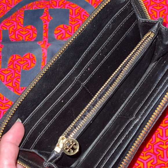 Black Tory Burch zip wallet - Picture 4 of 7